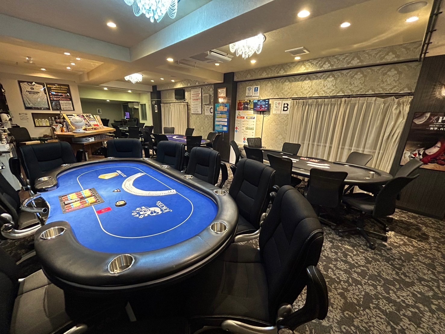 ポーカーテーブルが並ぶTRUMPの店内