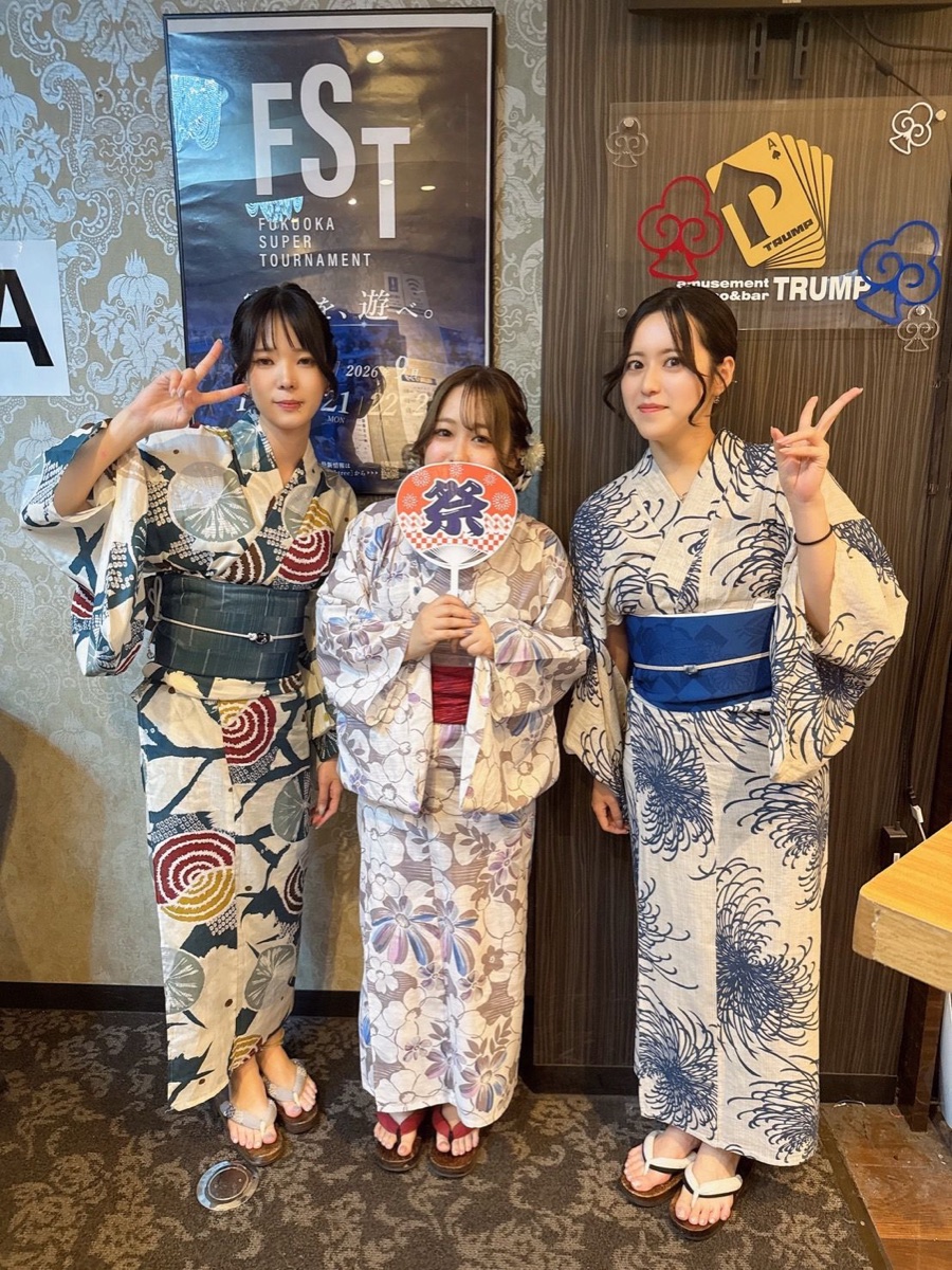 浴衣姿のスタッフ3人が店内でピースサイン